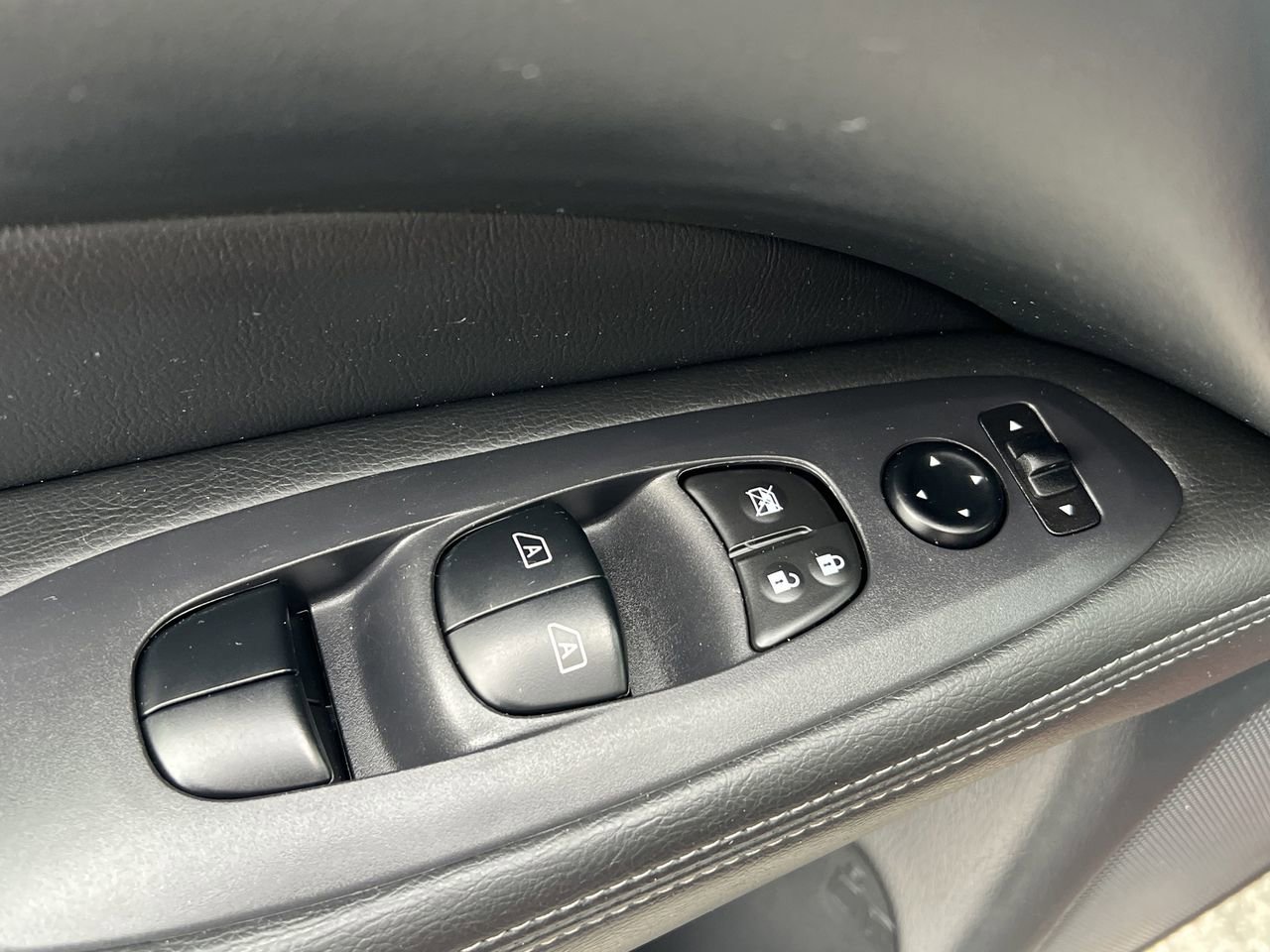 Used 2020 Nissan Pathfinder SV image 19