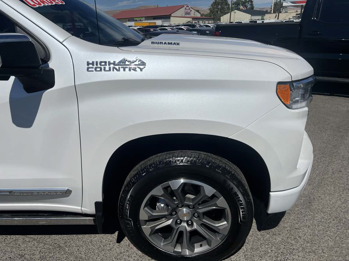 Used 2025 Chevrolet Silverado 1500 High Country w/ Technology Package AWD/4WD image 5