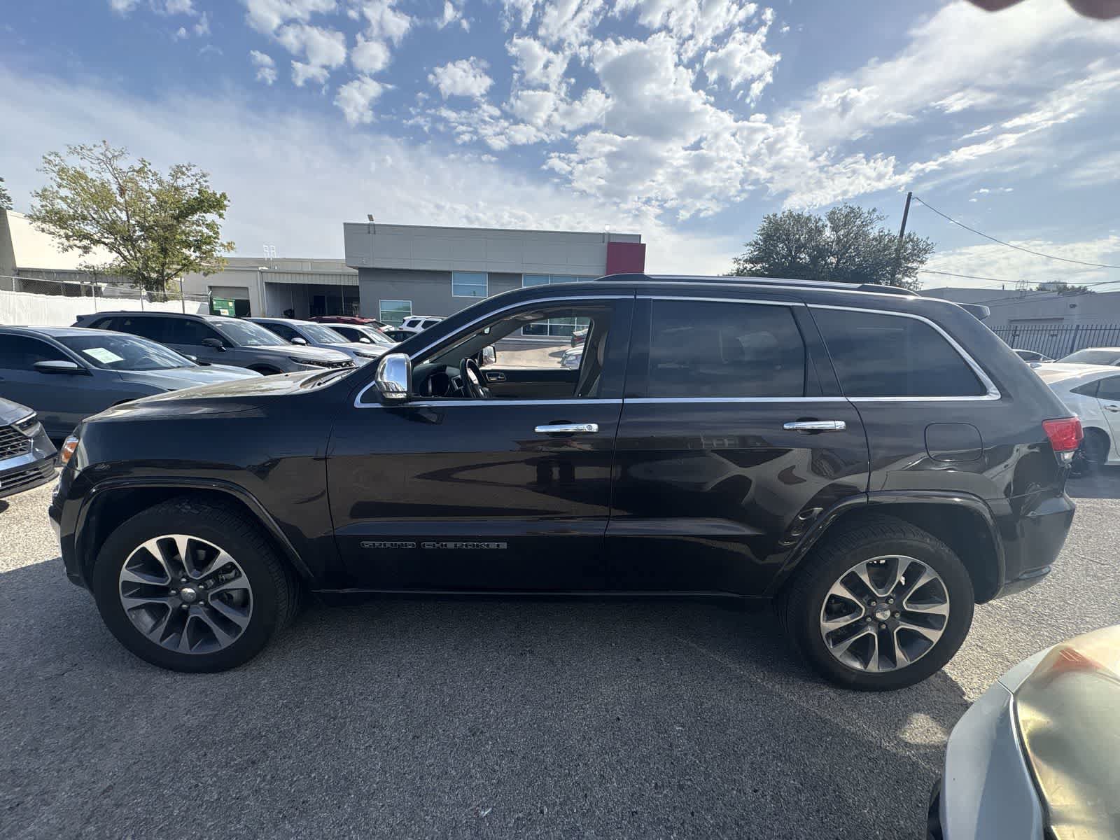 Used 2017 Jeep Grand Cherokee Overland w/ Jeep Active Safety Group AWD/4WD image 2