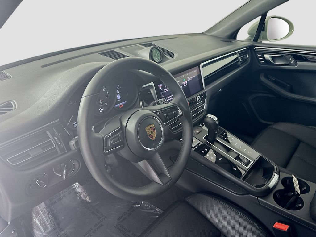 Certified 2026 Porsche Macan AWD/4WD image 4