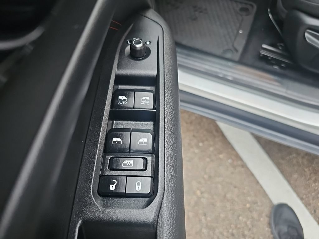 Used 2025 Jeep Compass Trailhawk AWD/4WD image 11