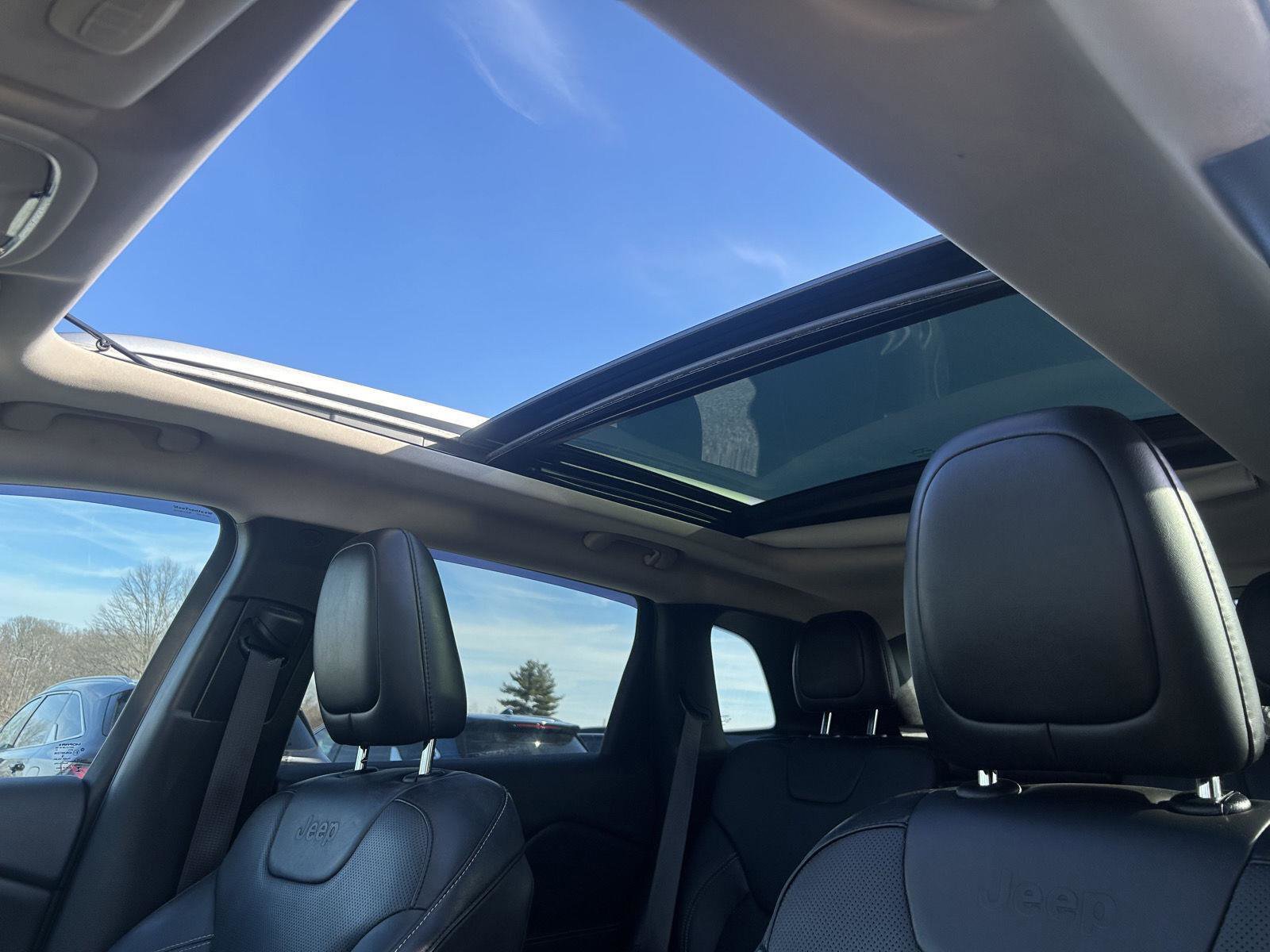 Used 2015 Jeep Cherokee Limited w/ Luxury Group image 24