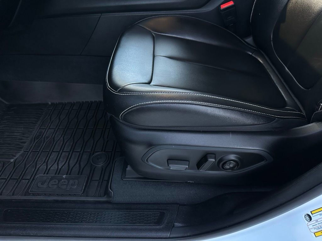 Used 2023 Jeep Grand Cherokee Limited image 13