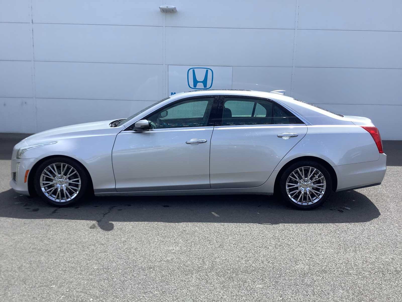 Used 2017 Cadillac CTS Luxury RWD image 2