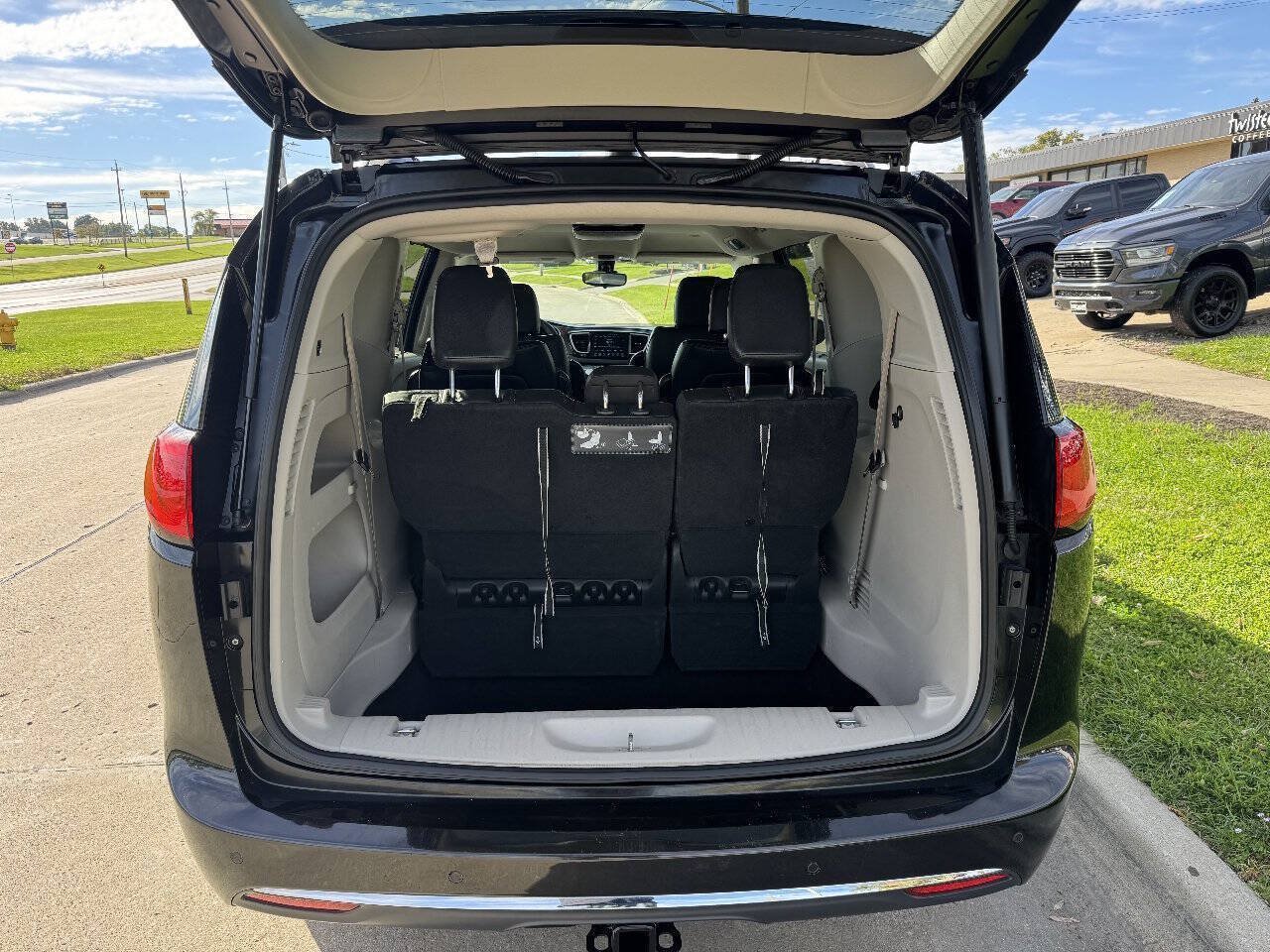 Used 2017 Chrysler Pacifica Touring-L FWD image 10