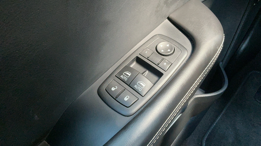 Used 2015 Dodge Challenger SRT w/ Technology Group RWD image 10