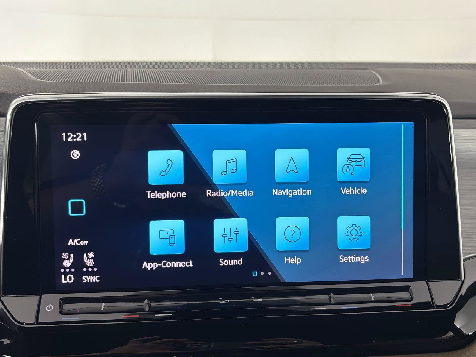 Certified 2025 Volkswagen Atlas Cross Sport SE FWD image 13