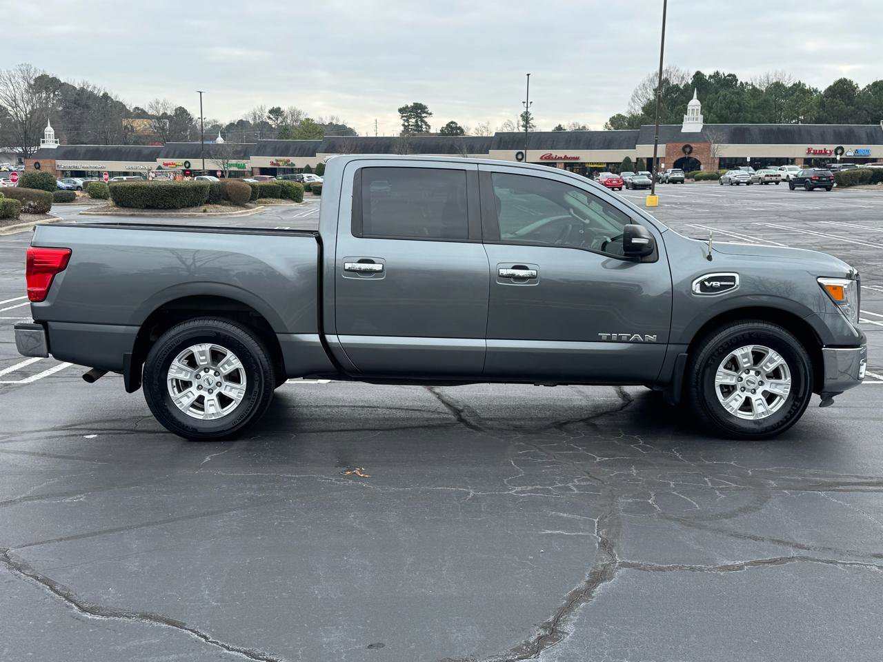 Used 2017 Nissan Titan SV image 7