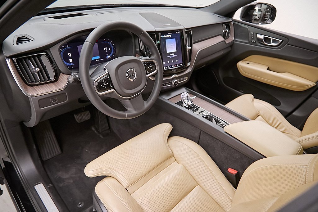 Certified 2023 Volvo XC60 B5 Ultimate w/ Protection Package Premier image 12