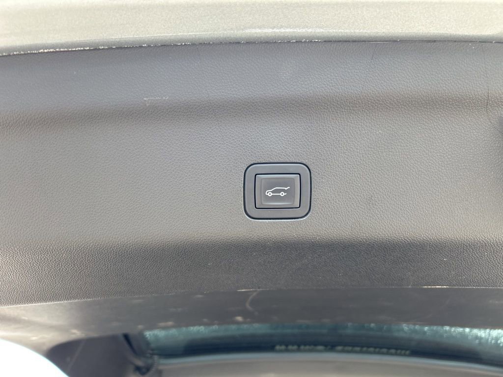 Used 2025 GMC Yukon XL Denali RWD image 7