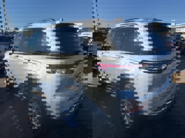 New 2025 Jeep Grand Cherokee Laredo X image 4