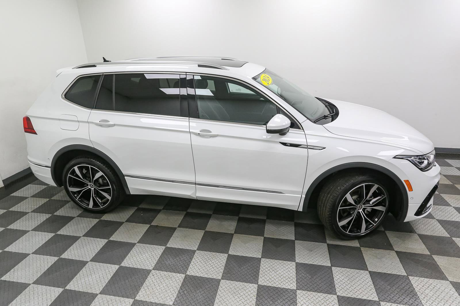 Used 2024 Volkswagen Tiguan SEL R-Line AWD/4WD image 6
