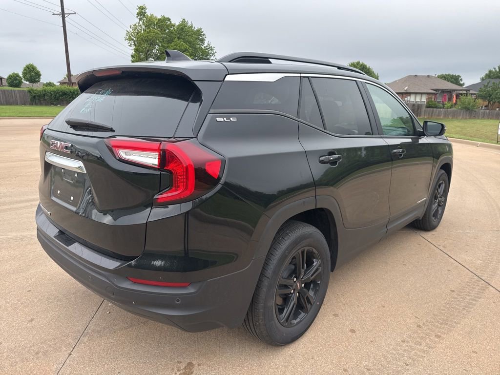 Used 2024 GMC Terrain SLE w/ Driver Convenience Package FWD image 4