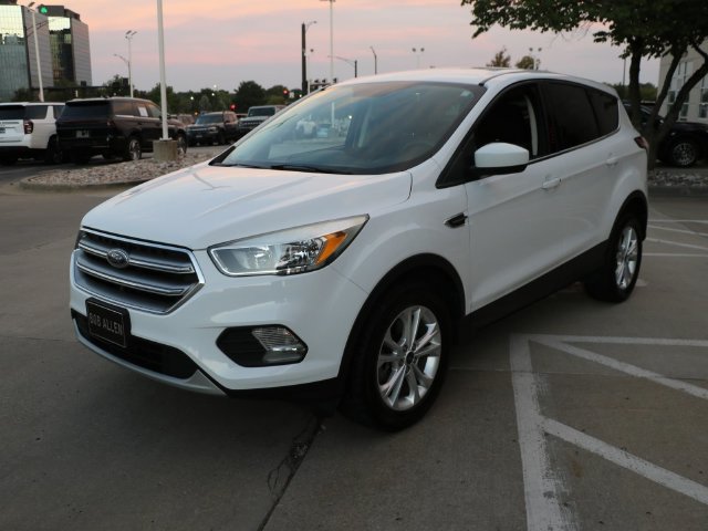 Used 2017 Ford Escape SE w/ SE Cold Weather Package AWD/4WD image 3