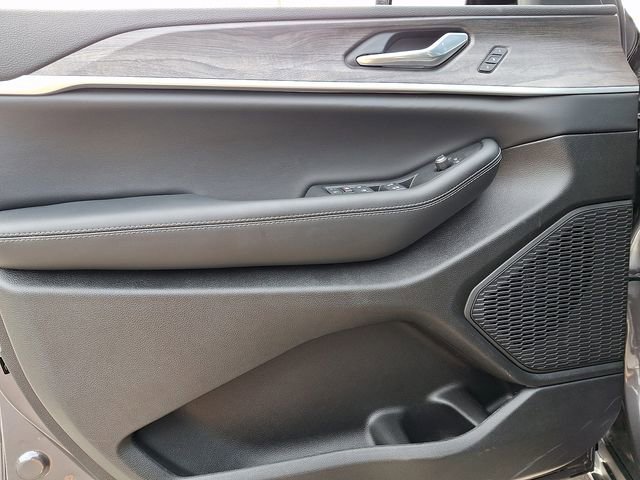 Used 2025 Jeep Grand Cherokee L Limited w/ Black Appearance Package image 12