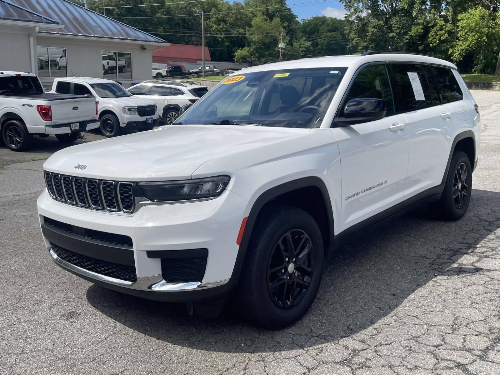 Used 2023 Jeep Grand Cherokee L Laredo AWD/4WD image 12