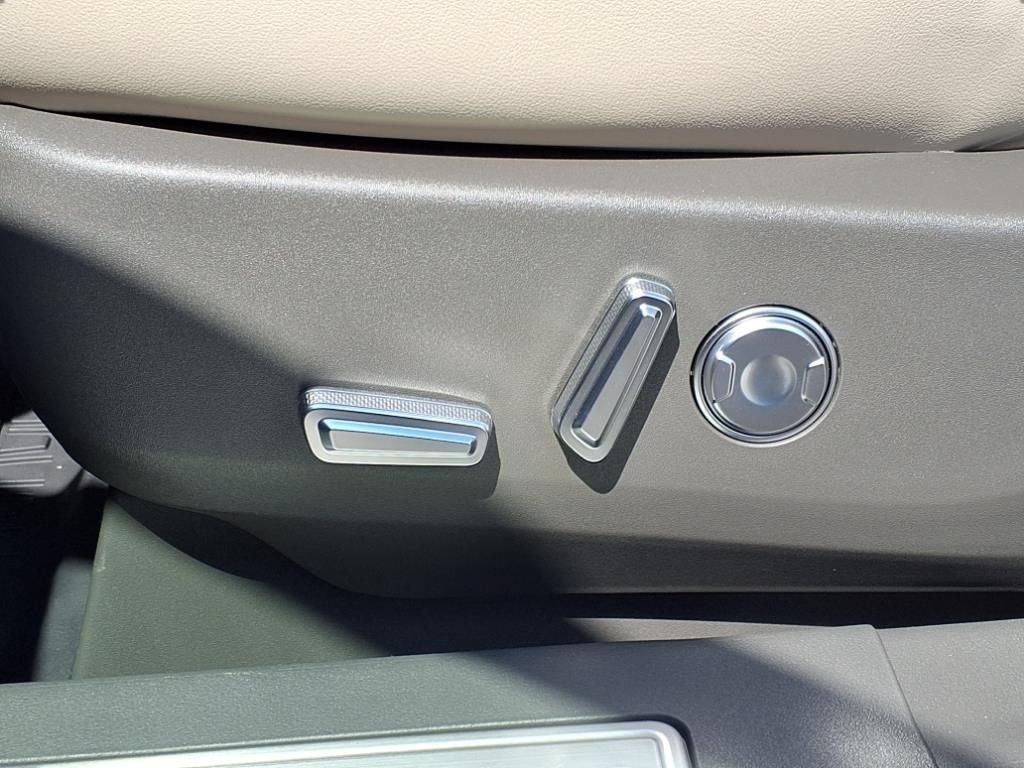New 2025 Lincoln Nautilus Reserve w/ Jet Appearance Package AWD/4WD image 17