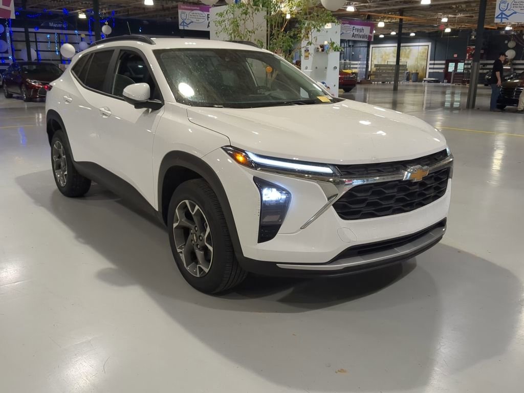 Used 2024 Chevrolet Trax LT w/ LT Convenience Package image 4