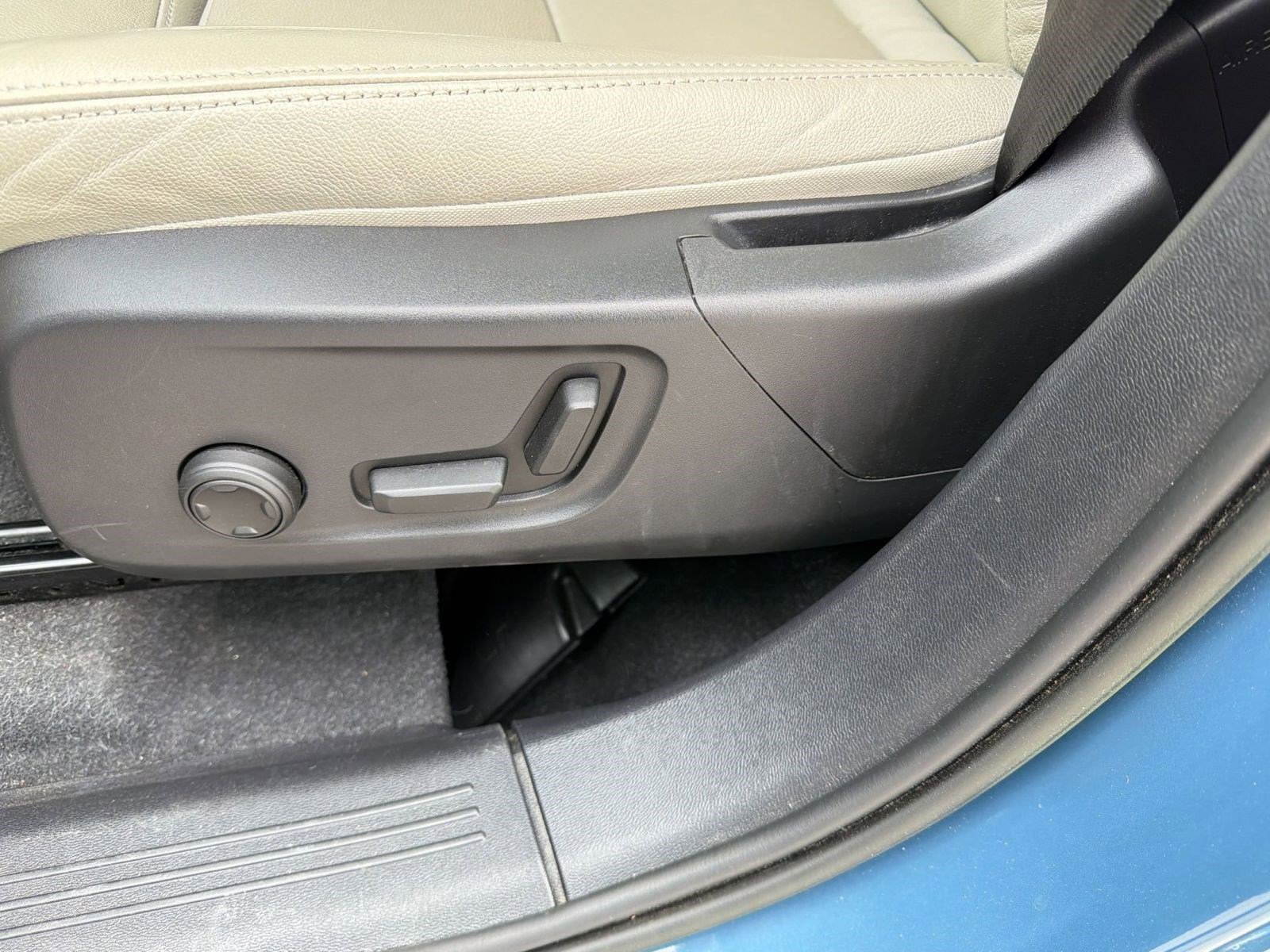 Certified 2023 Volvo XC40 B5 Ultimate w/ Protection Package Premier image 13