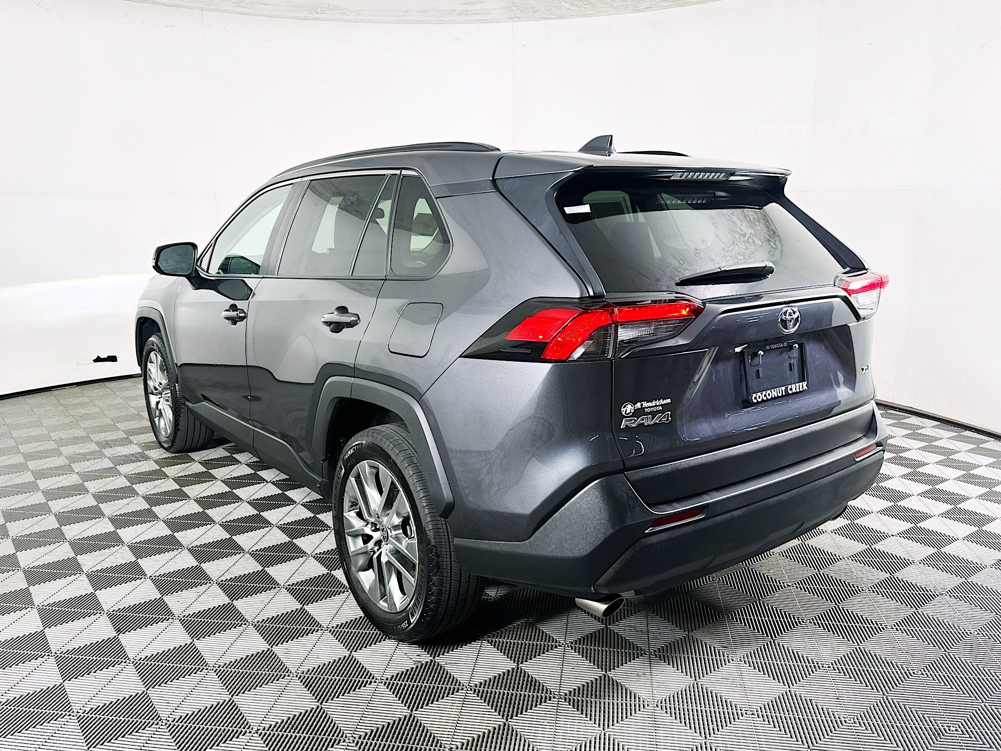 Used 2023 Toyota RAV4 XLE Premium image 5