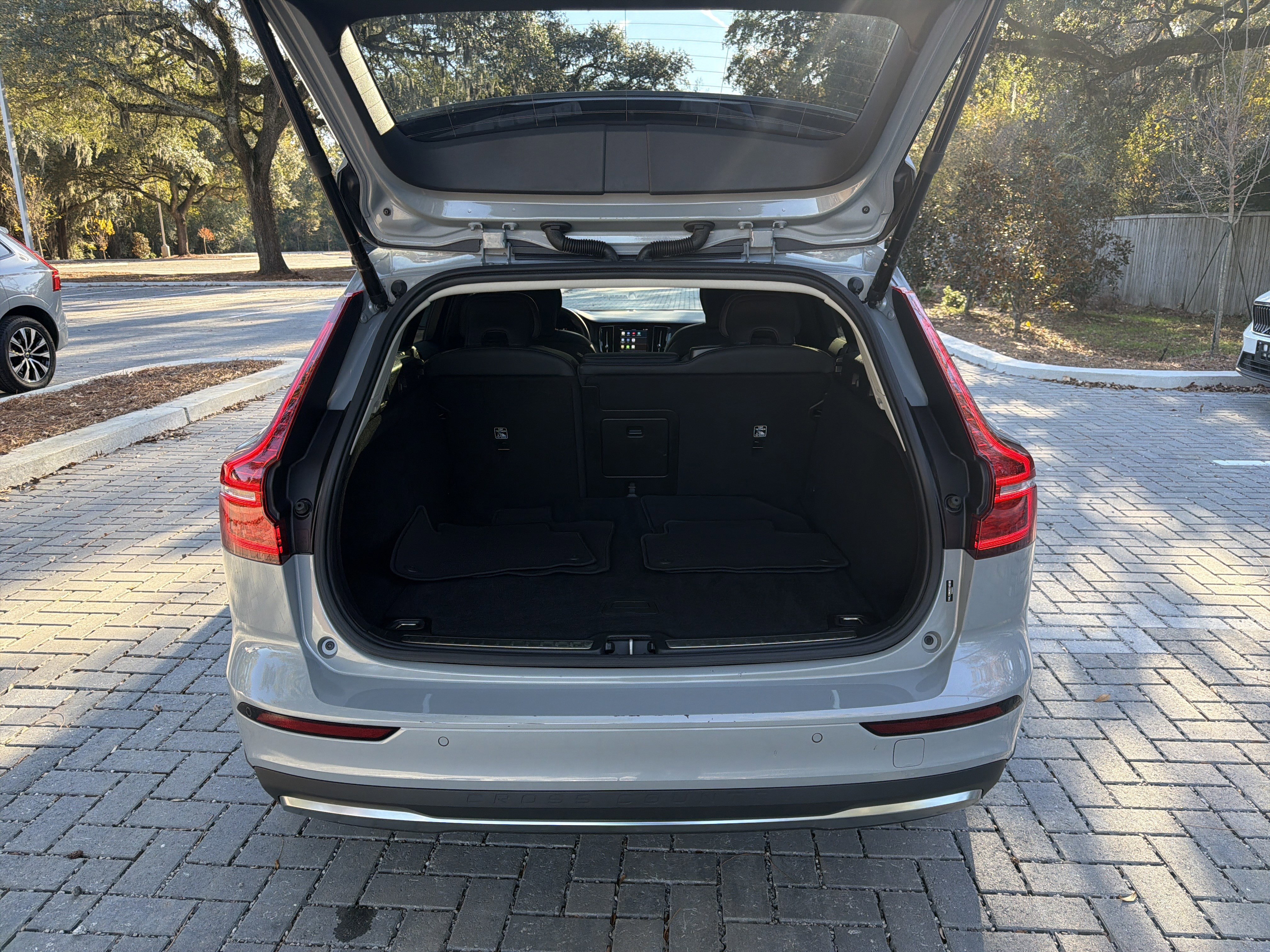 Certified 2025 Volvo V60 B5 Cross Country Plus image 34