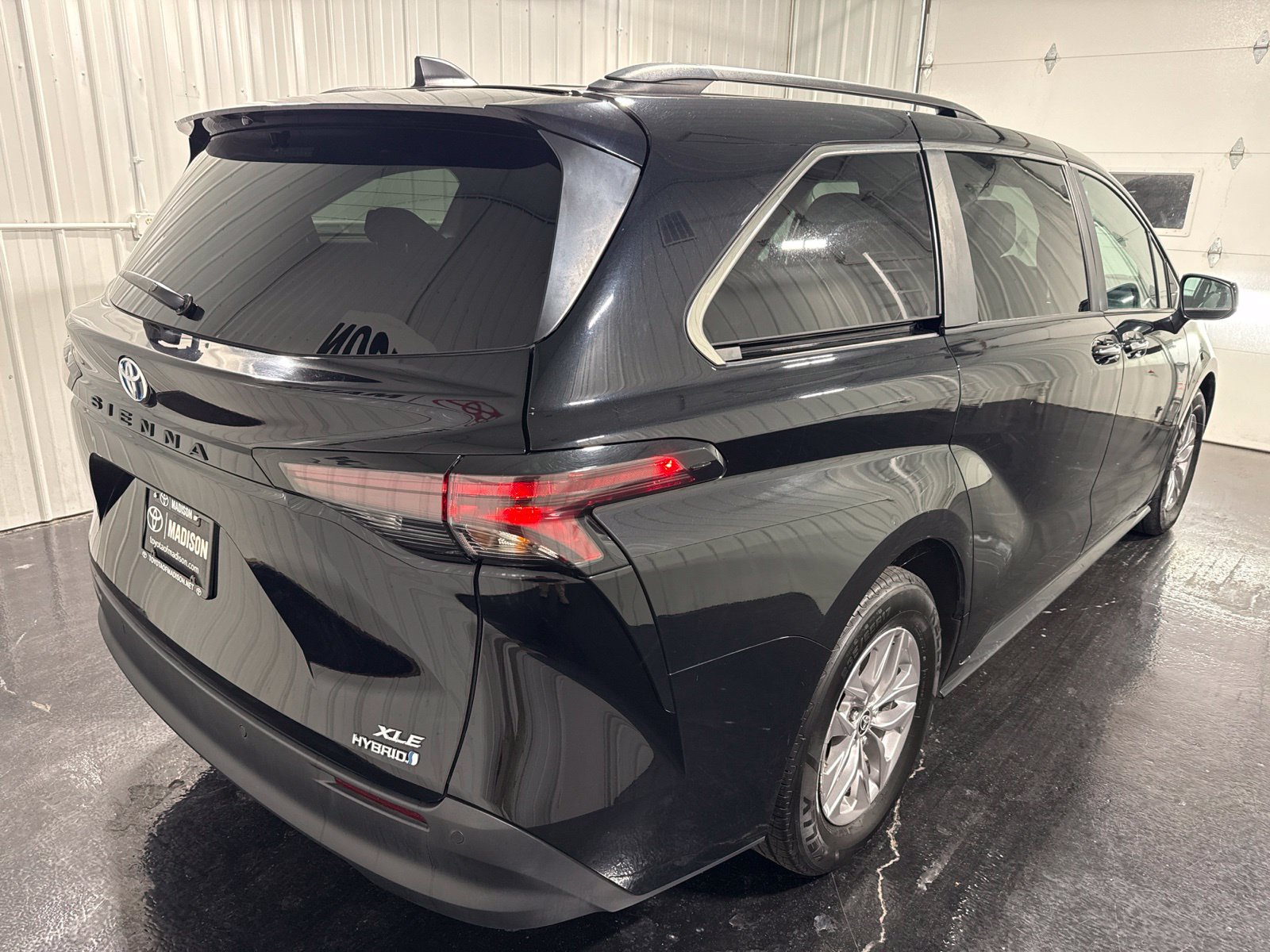 Used 2024 Toyota Sienna XLE FWD image 4
