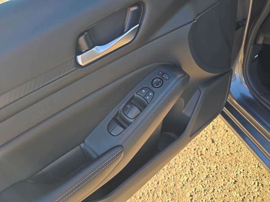 Used 2024 Nissan Altima 2.5 SV image 12