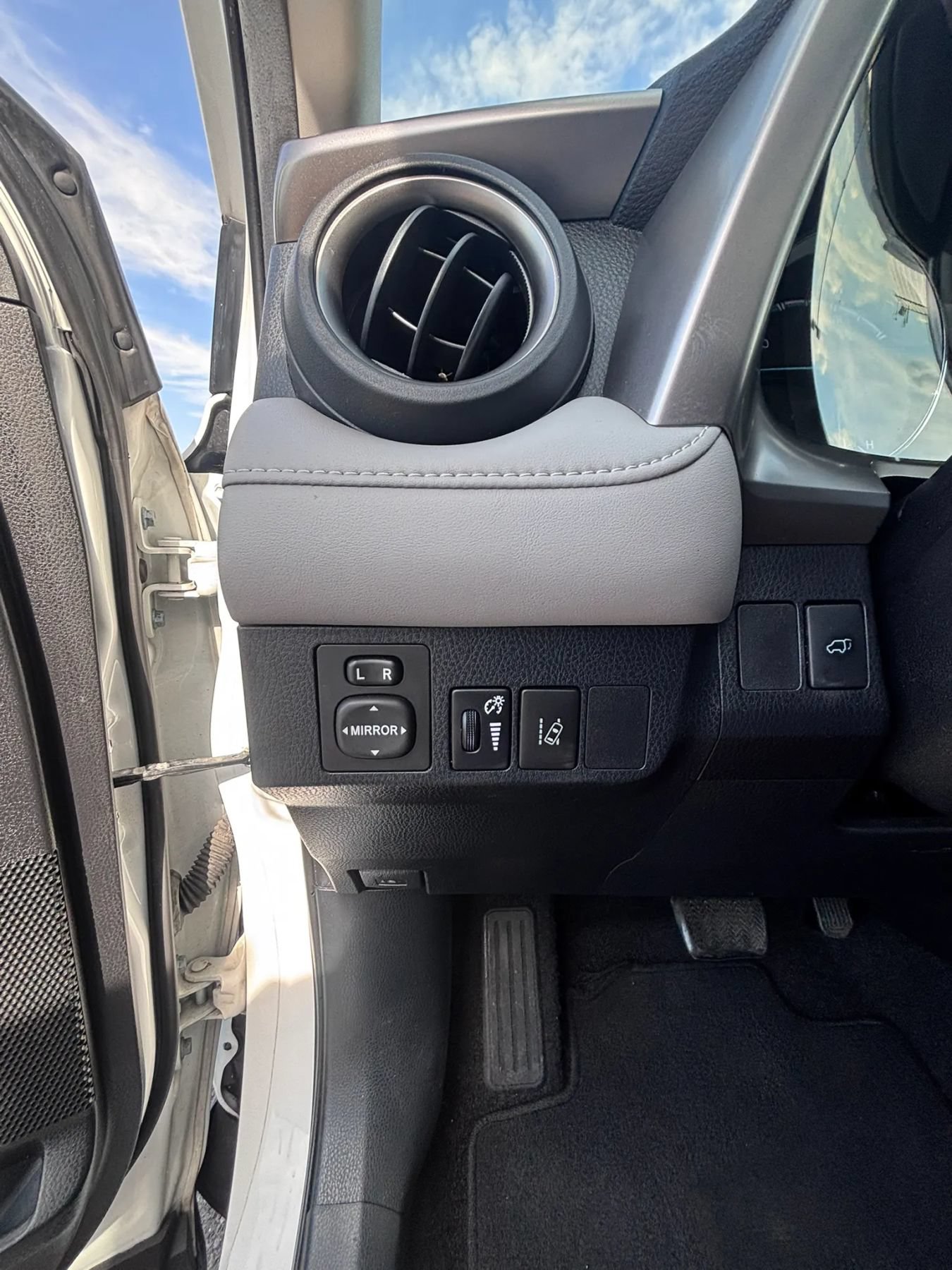 Used 2017 Toyota RAV4 XLE w/ Carpet Mat Package AWD/4WD image 9
