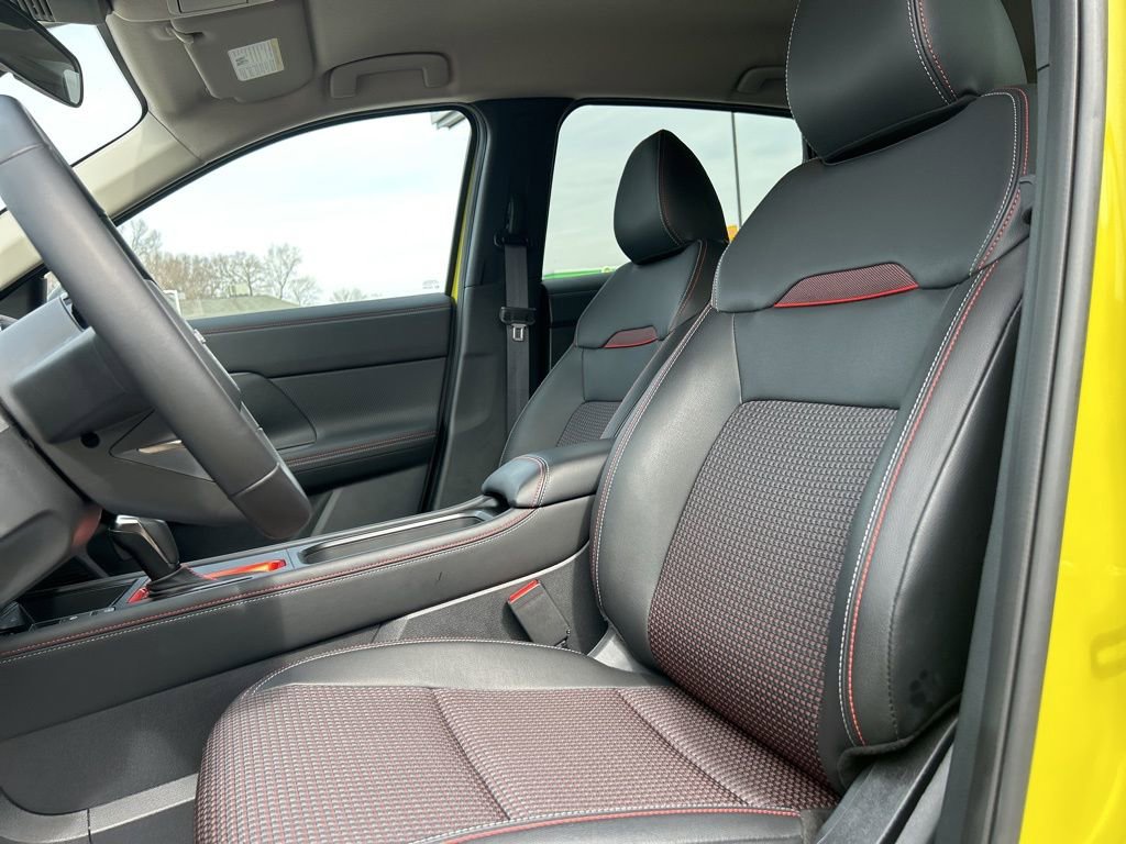 Used 2025 Nissan Kicks SR FWD image 11