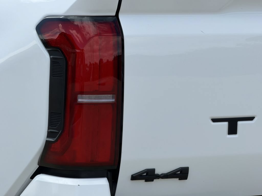 Used 2024 Toyota Tacoma SR5 AWD/4WD image 11