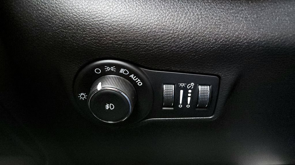Used 2023 Jeep Compass Latitude w/ Sun and Sound Group AWD/4WD image 33