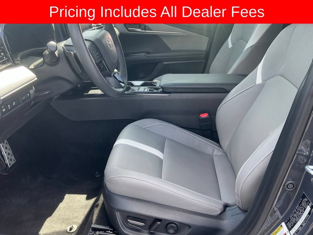 Used 2025 Toyota Camry SE w/ Convenience Package AWD/4WD image 8