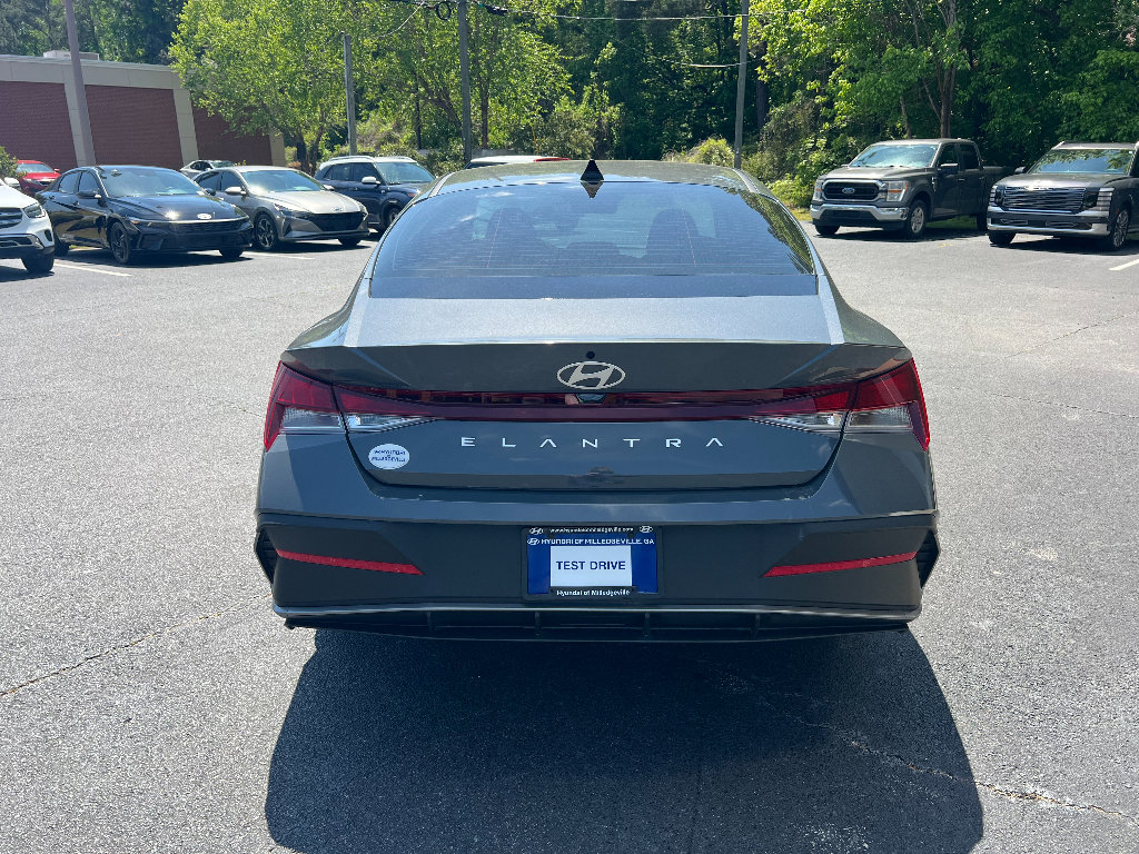 Used 2026 Hyundai Elantra SE image 5