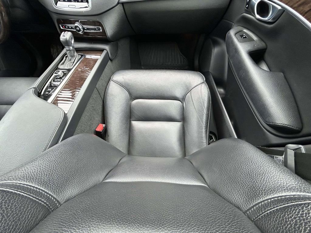 Used 2017 Volvo XC90 T6 Momentum w/ Vision Package image 16