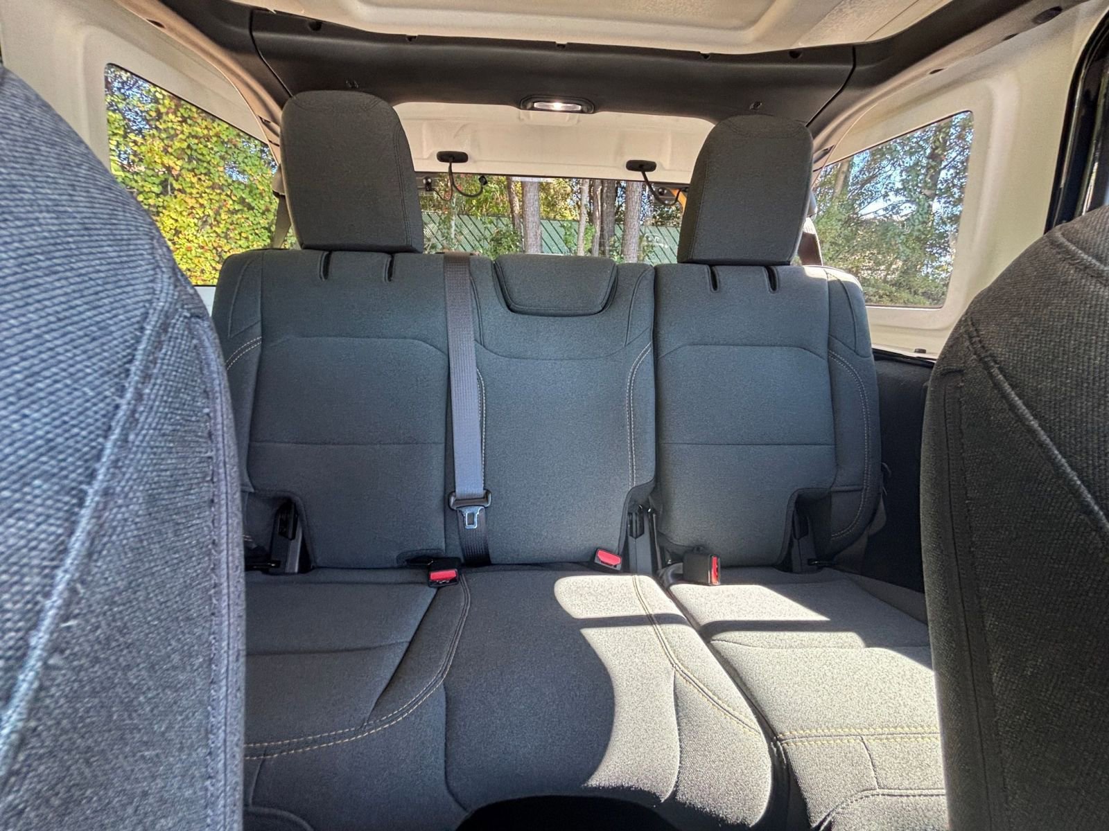 Used 2025 Jeep Wrangler Sahara image 38