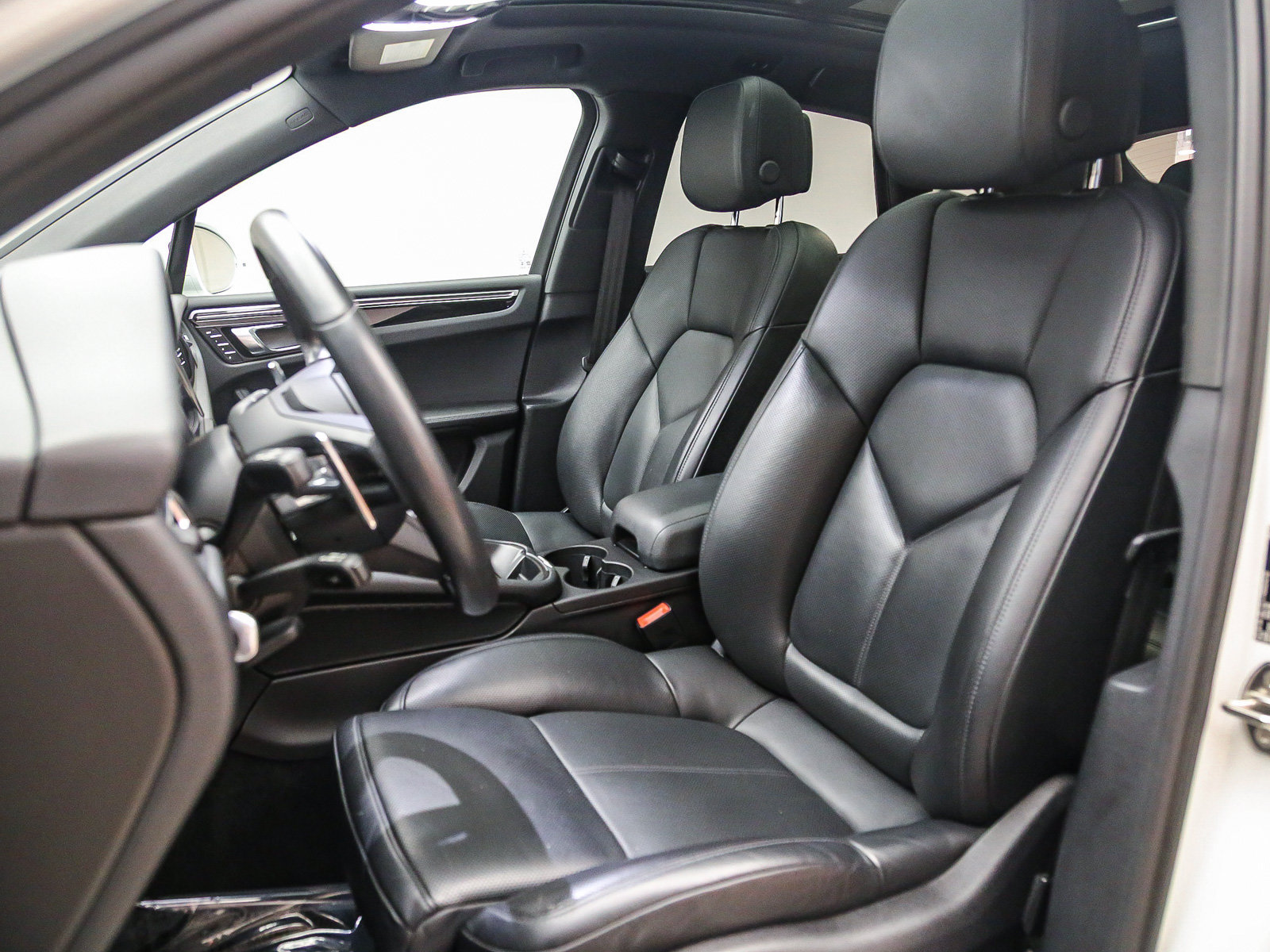 Certified 2024 Porsche Macan AWD/4WD image 10