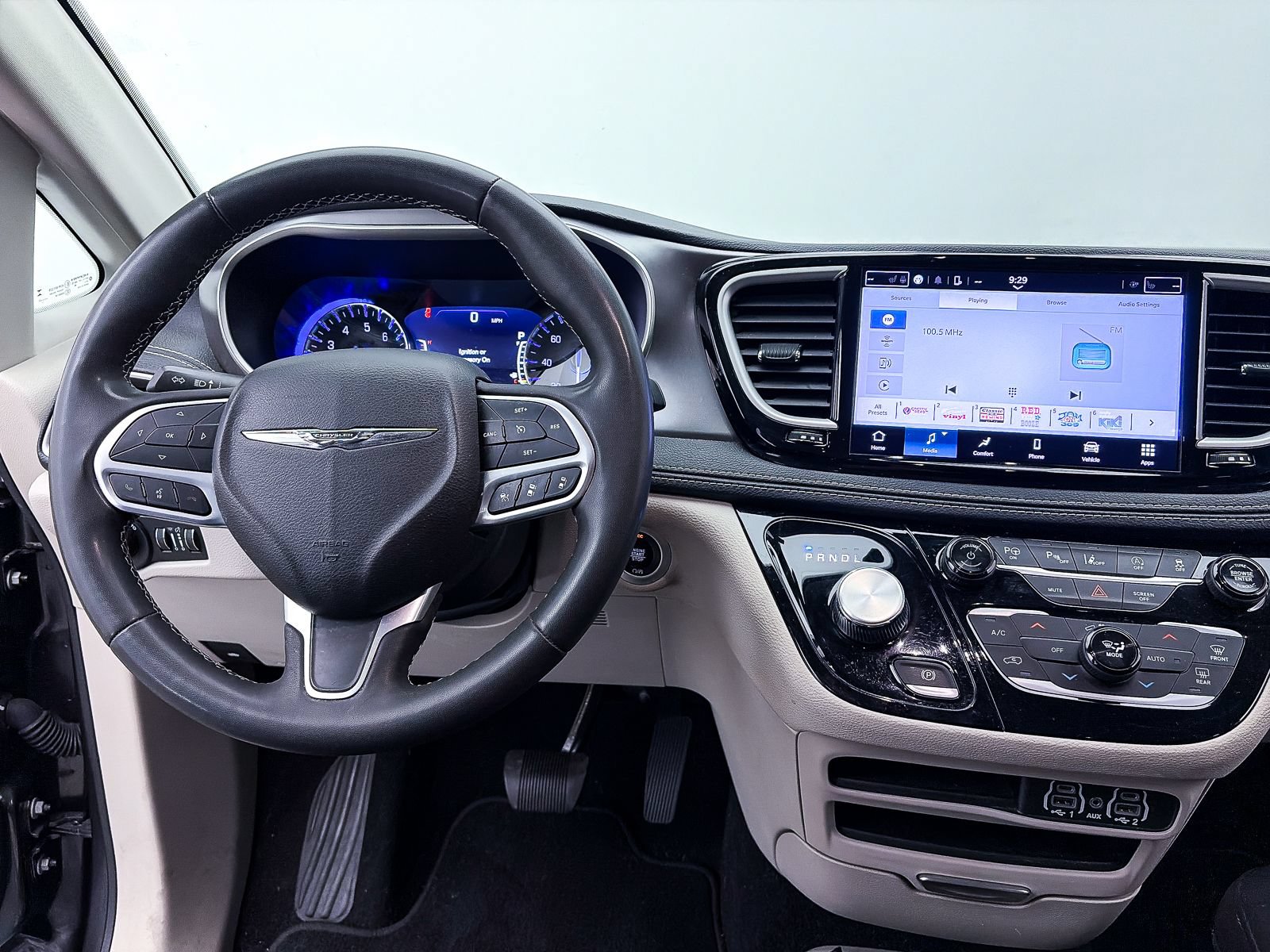 Used 2023 Chrysler Pacifica Touring-L AWD/4WD image 3