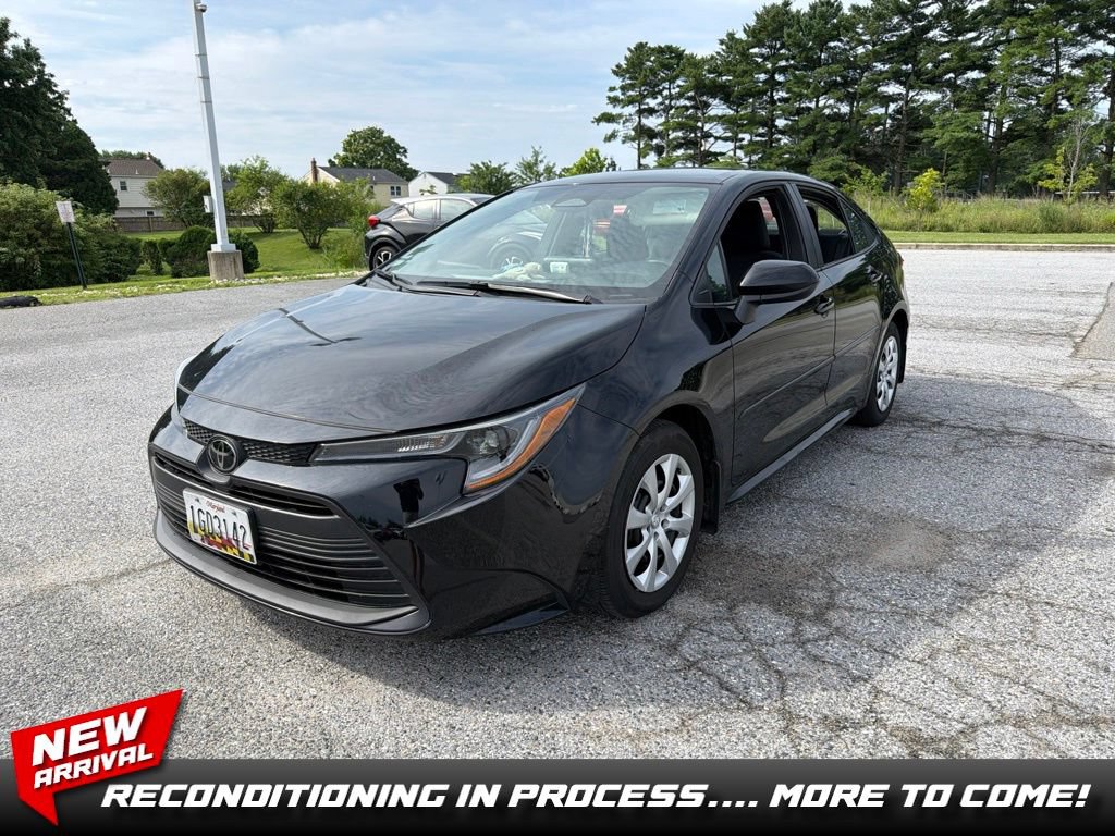 Used 2025 Toyota Corolla LE FWD image 1