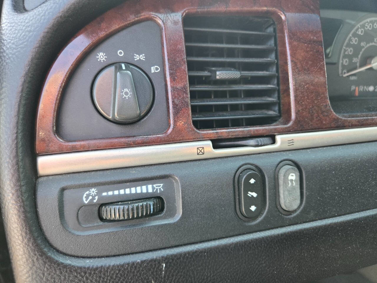 Used 2004 Lincoln Town Car Signature image 13