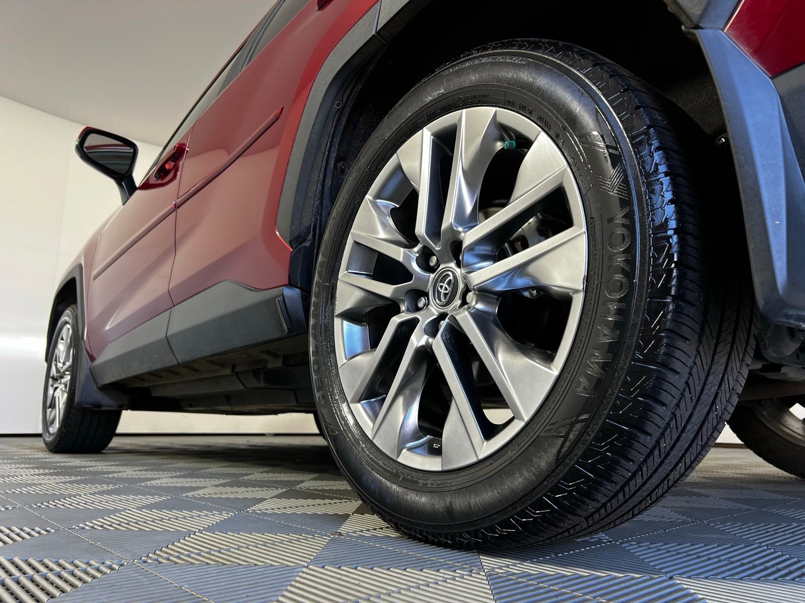 Used 2020 Toyota RAV4 XLE Premium image 29