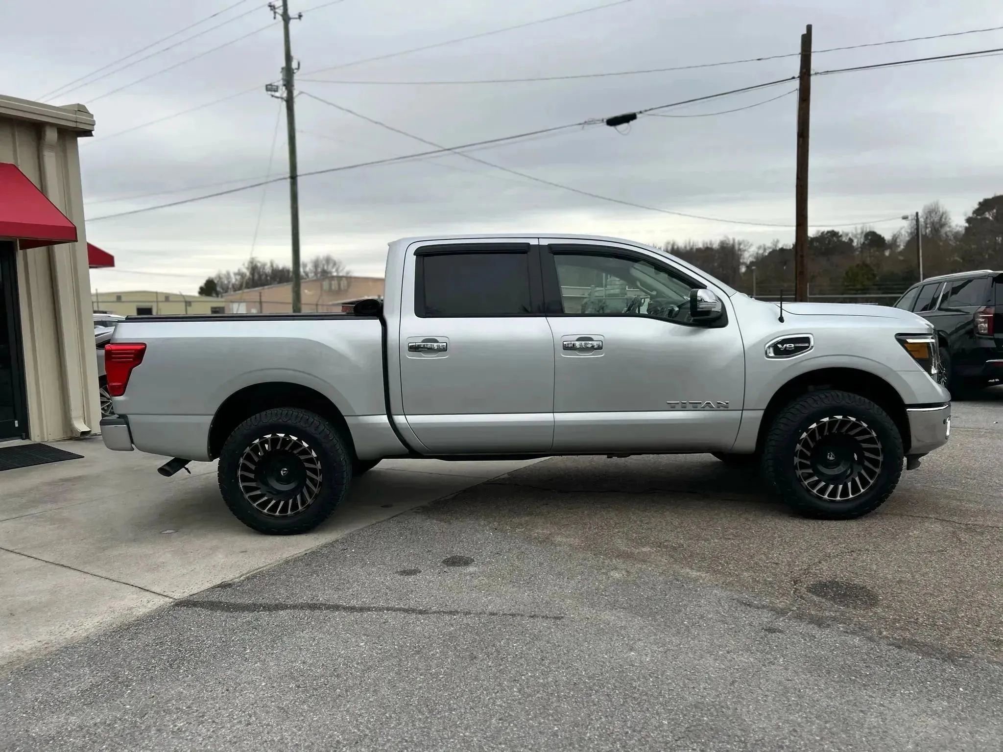 Used 2017 Nissan Titan SL image 10