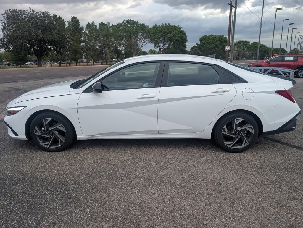Used 2025 Hyundai Elantra SEL image 2