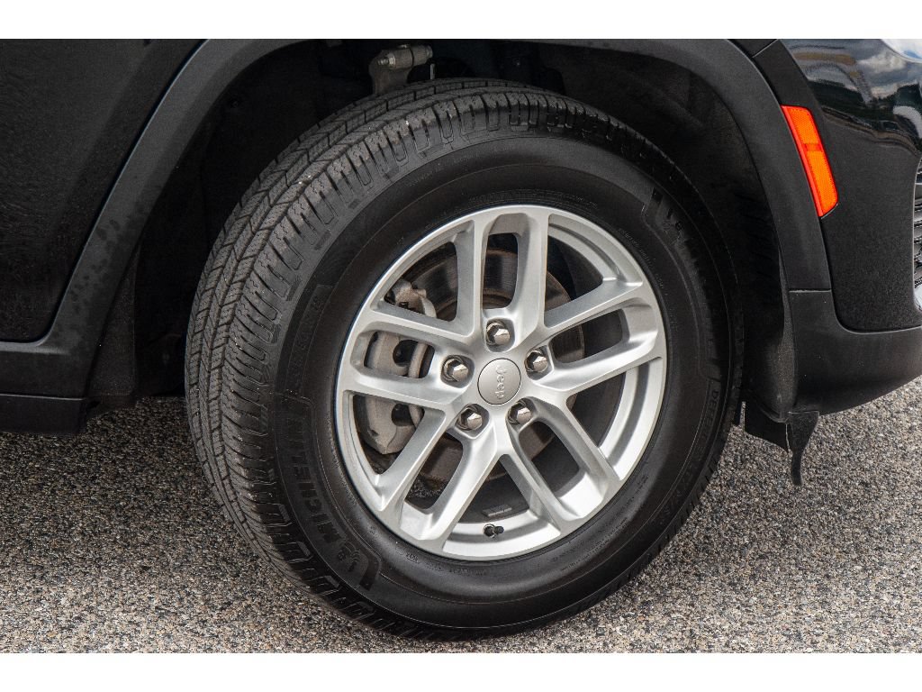 Used 2023 Jeep Grand Cherokee Laredo AWD/4WD image 29