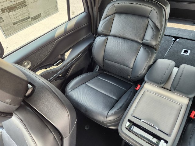New 2027 Lincoln Navigator Reserve w/ Jet Appearance Package AWD/4WD image 13
