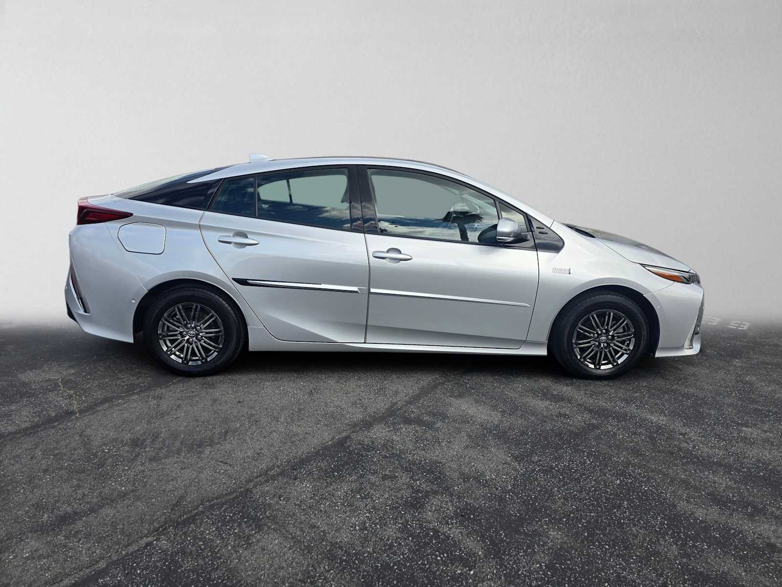 Used 2017 Toyota Prius Prime Advanced FWD image 2