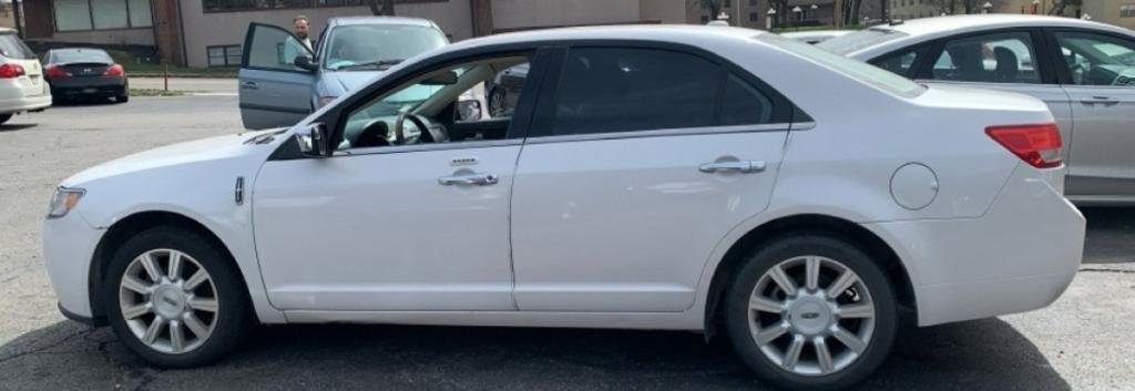 Used 2012 Lincoln MKZ FWD image 9