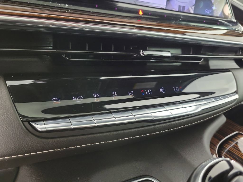Used 2023 Cadillac Escalade ESV Premium Luxury AWD/4WD image 29