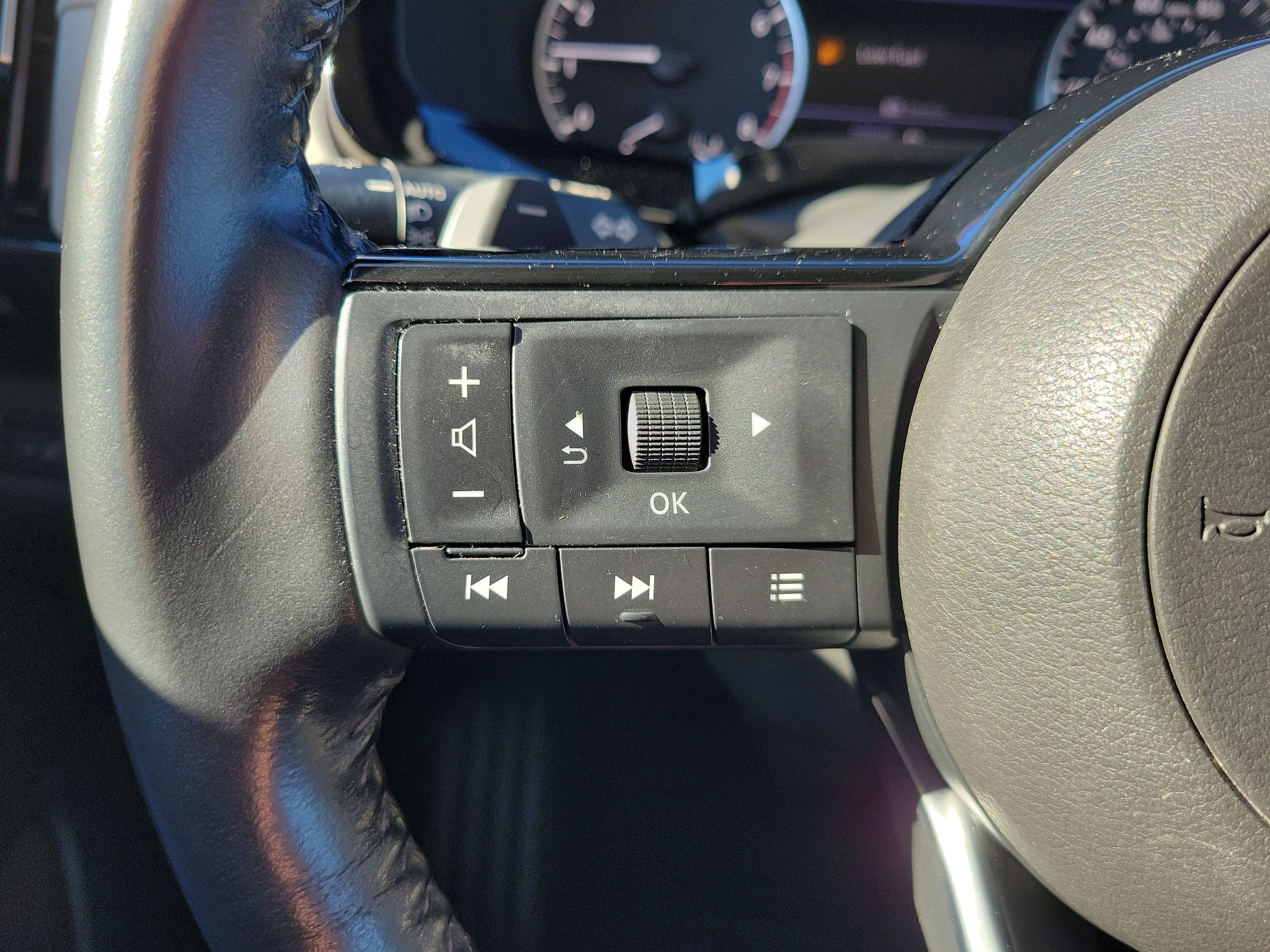 Used 2023 Nissan Pathfinder SV image 29