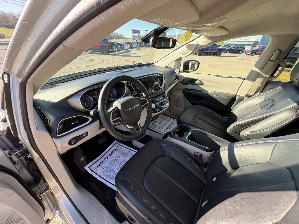 Used 2024 Chrysler Pacifica Touring-L image 30
