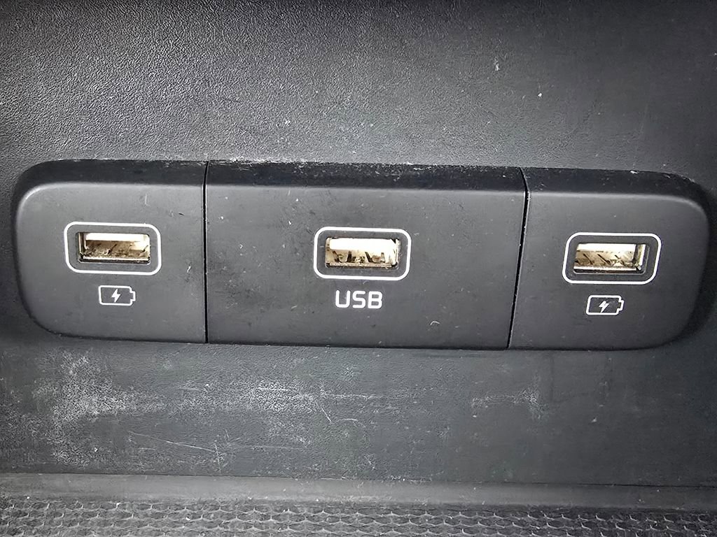 Used 2024 Kia Carnival LX image 6